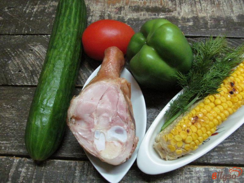 Фото приготовление рецепта: Весенний салат с копченой курицей шаг №1