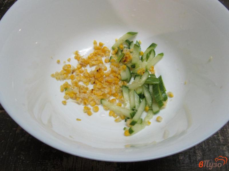 Фото приготовление рецепта: Весенний салат с копченой курицей шаг №2