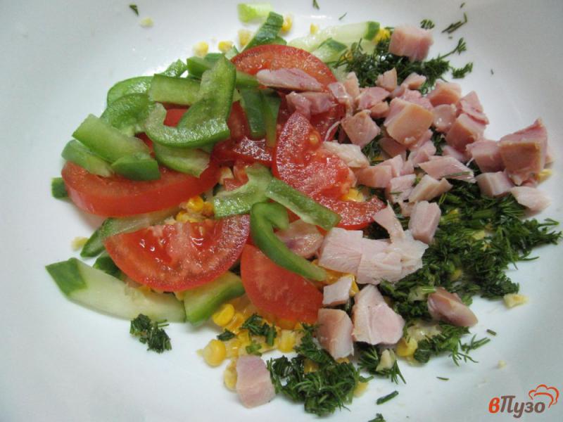 Фото приготовление рецепта: Весенний салат с копченой курицей шаг №3