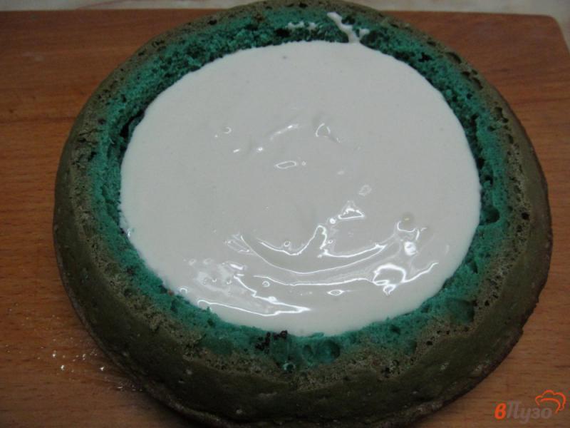 Фото приготовление рецепта: Бисквитный торт с кремом из сметаны шаг №13