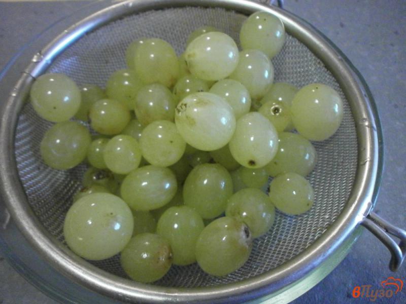 Фото приготовление рецепта: Блины с виноградом под винным соусом шаг №4