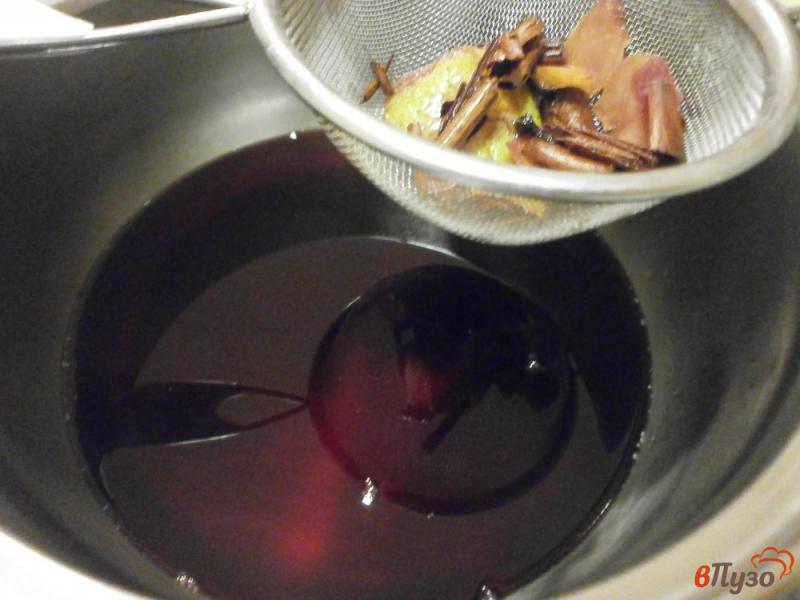 Фото приготовление рецепта: Блины с виноградом под винным соусом шаг №7