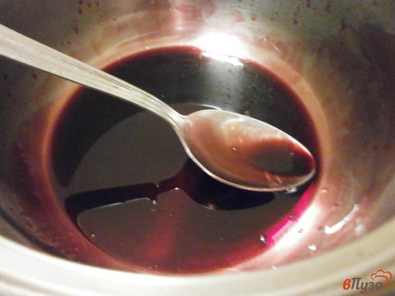 Фото приготовление рецепта: Блины с виноградом под винным соусом шаг №8