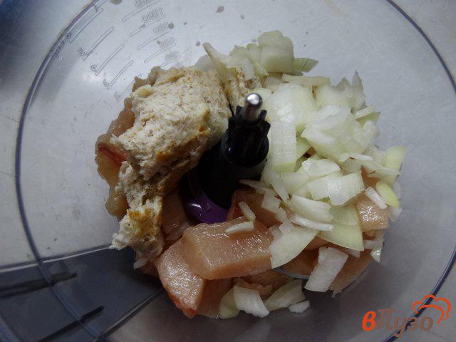 Фото приготовление рецепта: Фрикадельки из курицы и индейки шаг №2