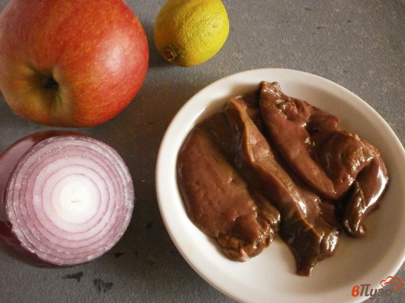 Фото приготовление рецепта: Печень с яблоками и печеным луком шаг №1