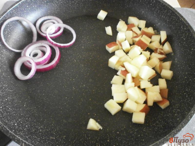 Фото приготовление рецепта: Печень с яблоками и печеным луком шаг №4