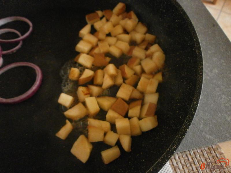 Фото приготовление рецепта: Печень с яблоками и печеным луком шаг №5