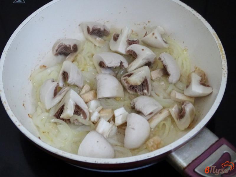 Фото приготовление рецепта: Салат из солёных огурцов, грибов и картофеля шаг №3