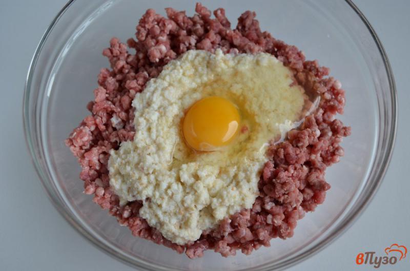 Фото приготовление рецепта: Мясной рулет с яйцом шаг №4
