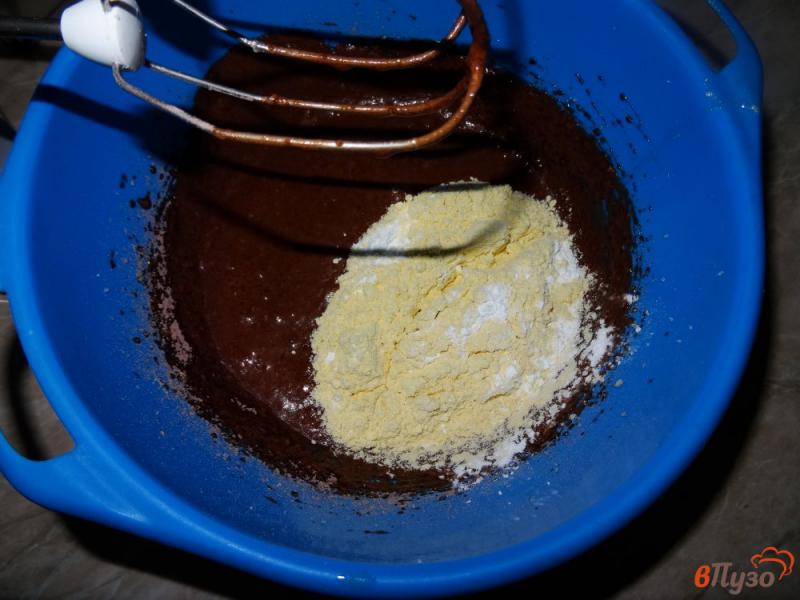 Фото приготовление рецепта: Очень шоколадные кексы шаг №7