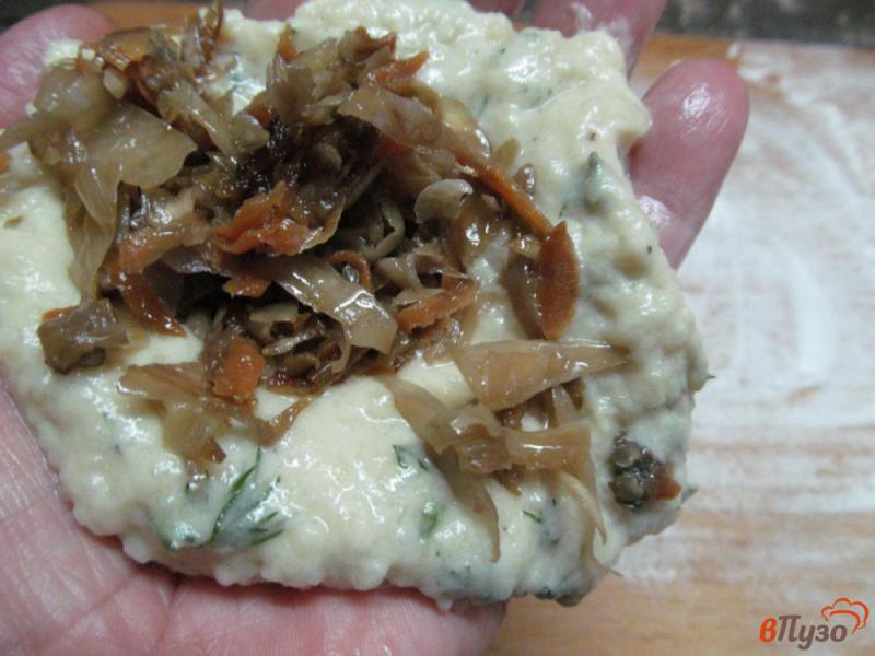 Фото приготовление рецепта: Картофельные зразы с квашеной капустой шаг №7