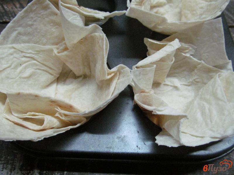 Фото приготовление рецепта: Корзиночки из лаваша с салатом шаг №3