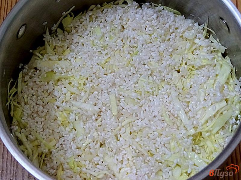 Фото приготовление рецепта: Капуста тушёная с рисом и фаршем шаг №7
