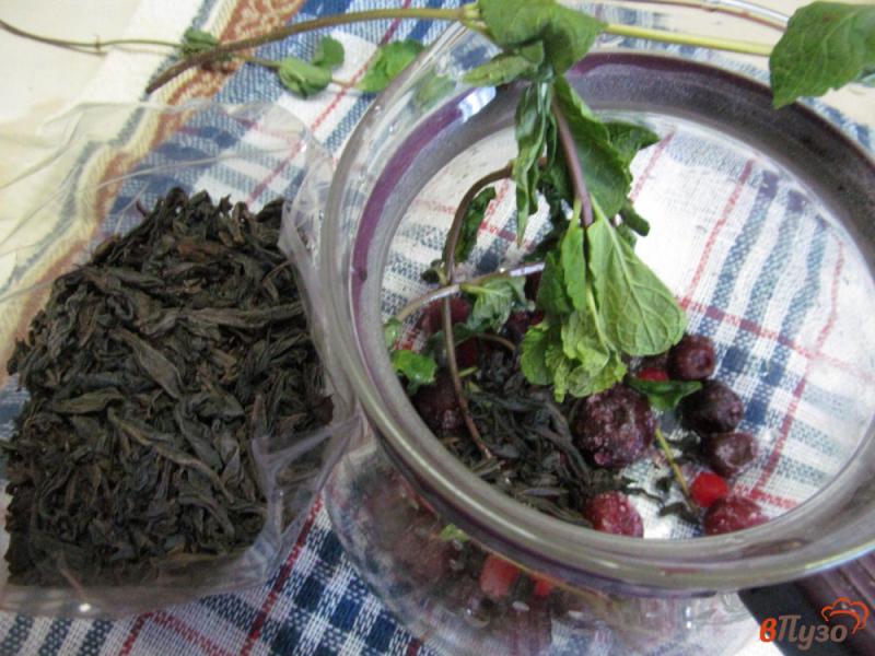 Фото приготовление рецепта: Вишнево-мятный чай шаг №2