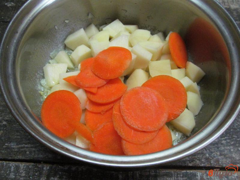 Фото приготовление рецепта: Суп из лосося с хреном и сметаной шаг №4