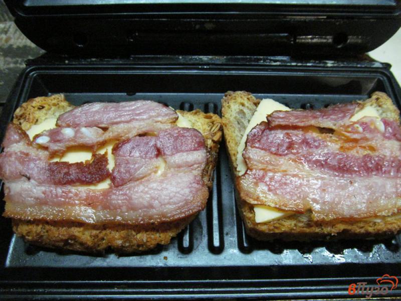 Фото приготовление рецепта: Сэндвич с беконом и яичницей шаг №4
