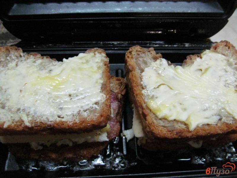 Фото приготовление рецепта: Сэндвич с беконом и яичницей шаг №7
