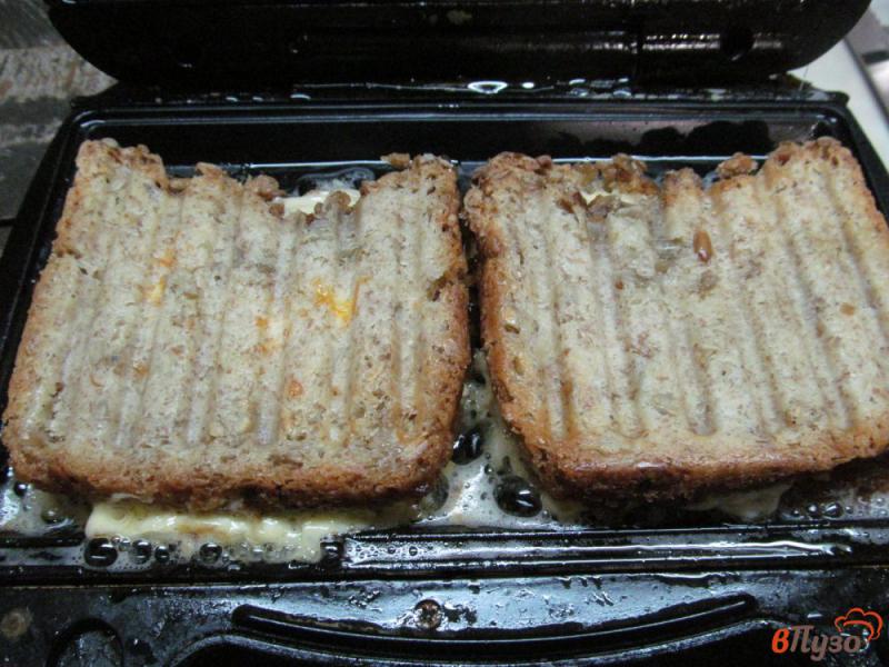 Фото приготовление рецепта: Сэндвич с беконом и яичницей шаг №8