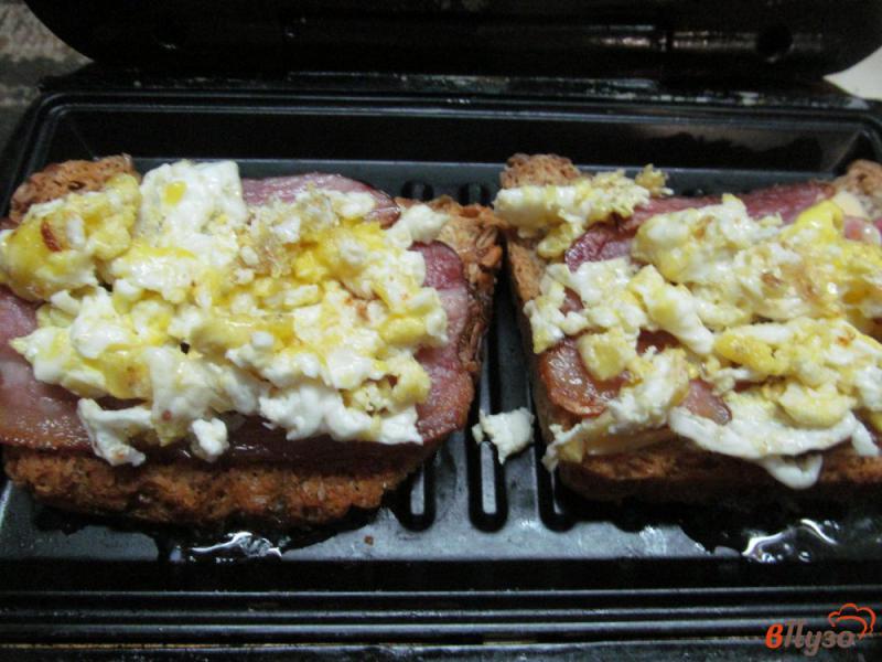 Фото приготовление рецепта: Сэндвич с беконом и яичницей шаг №5