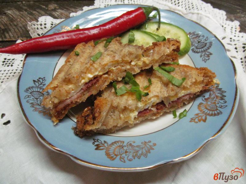 Фото приготовление рецепта: Сэндвич с беконом и яичницей шаг №9