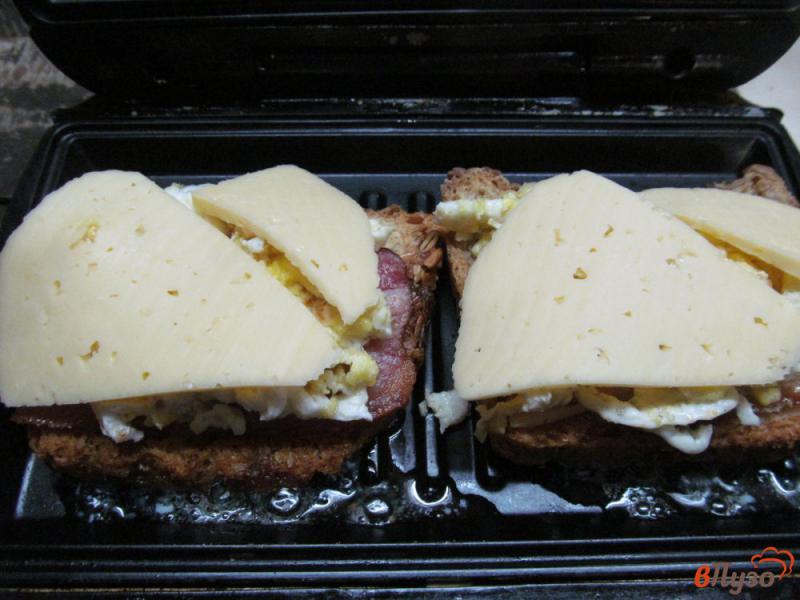 Фото приготовление рецепта: Сэндвич с беконом и яичницей шаг №6