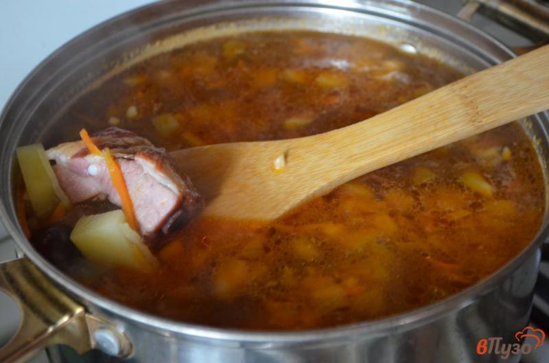 Фото приготовление рецепта: Суп с ребрами и фасолью шаг №5