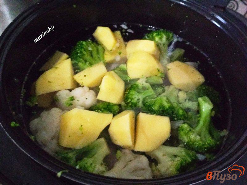 Фото приготовление рецепта: Суп-пюре из брокколи и цветной капусты с курицей шаг №6