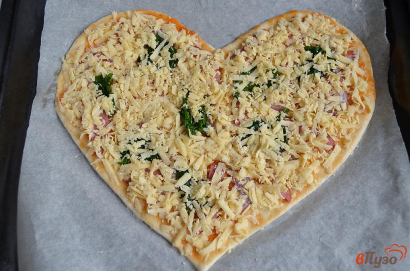 Фото приготовление рецепта: Тонкая пицца с колбасой и шпинатом для мужа шаг №5