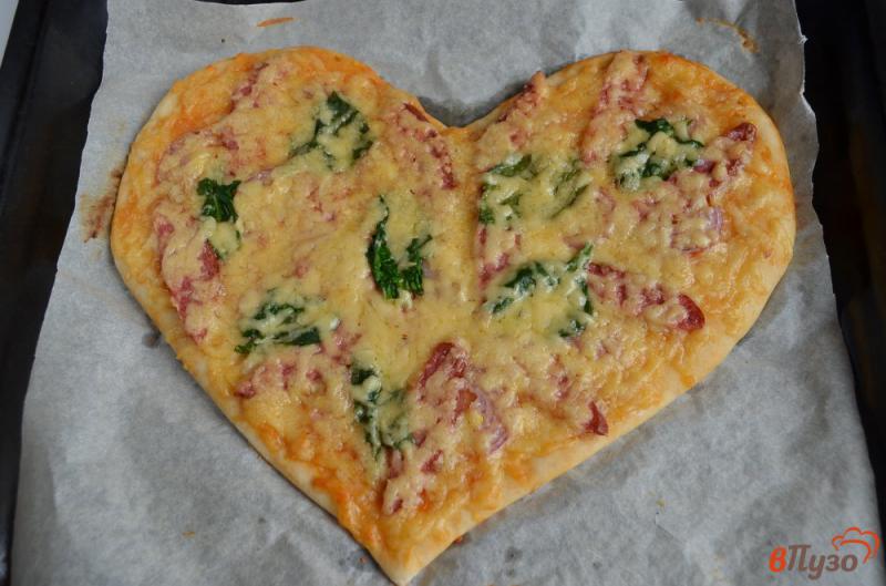 Фото приготовление рецепта: Тонкая пицца с колбасой и шпинатом для мужа шаг №6
