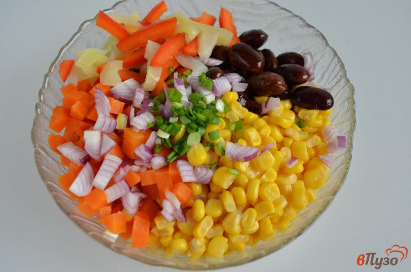 Фото приготовление рецепта: Салат с кукурузой и фасолью шаг №3