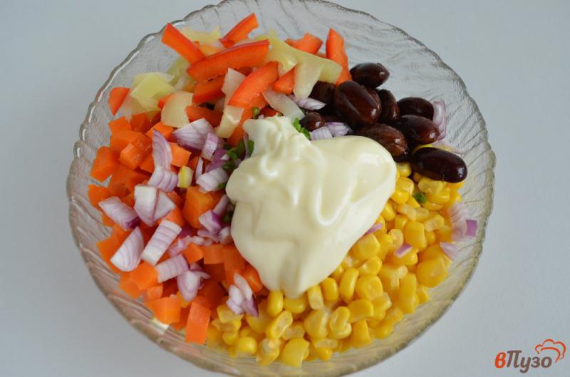 Фото приготовление рецепта: Салат с кукурузой и фасолью шаг №4