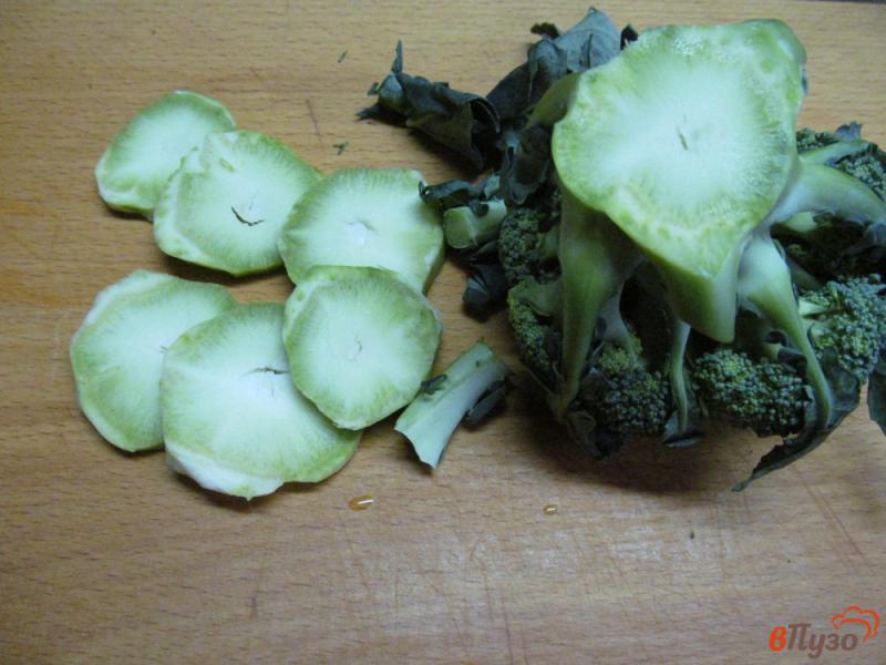 Фото приготовление рецепта: Салат из брокколи с редисом шаг №3