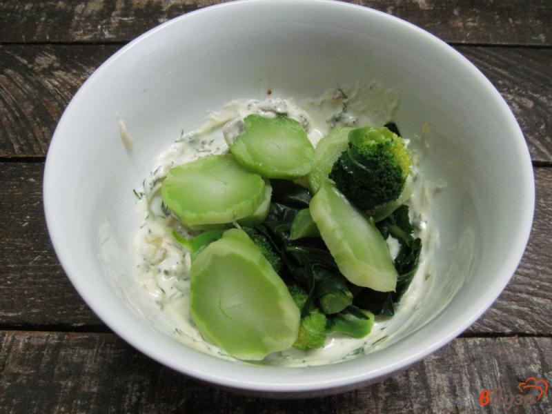Фото приготовление рецепта: Салат из брокколи с редисом шаг №7