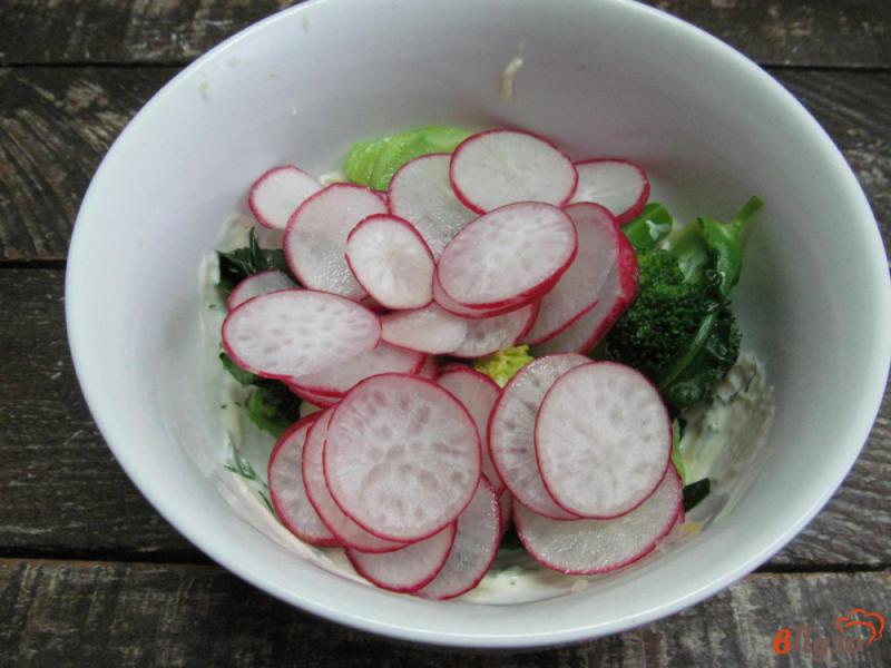 Фото приготовление рецепта: Салат из брокколи с редисом шаг №8