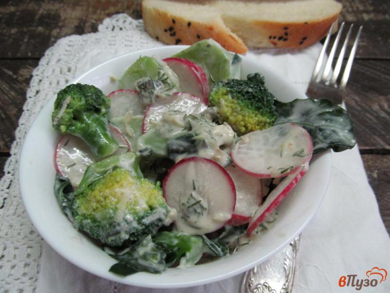 Фото приготовление рецепта: Салат из брокколи с редисом шаг №9