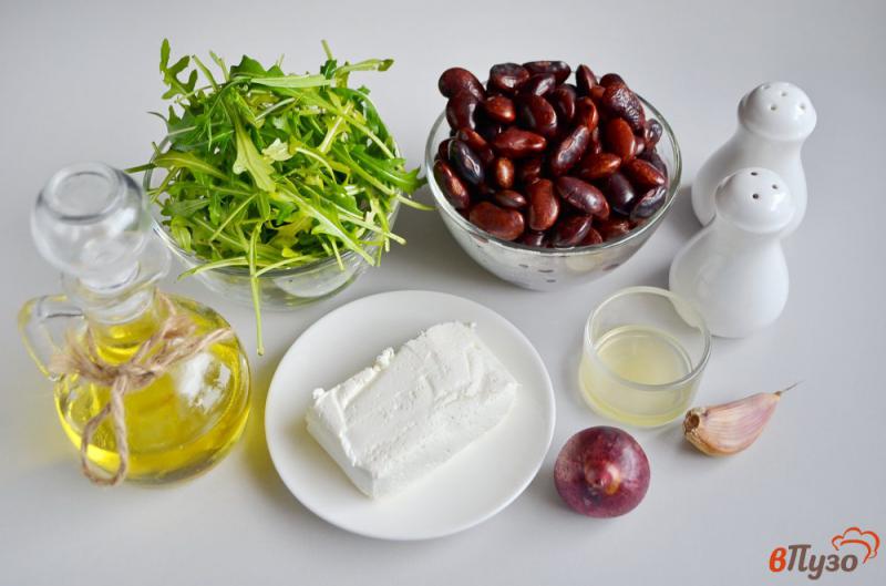 Фото приготовление рецепта: Салат из фасоли с творогом и рукколой шаг №1