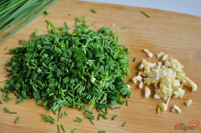 Фото приготовление рецепта: Салат из брынзы и шнитт-лука шаг №2