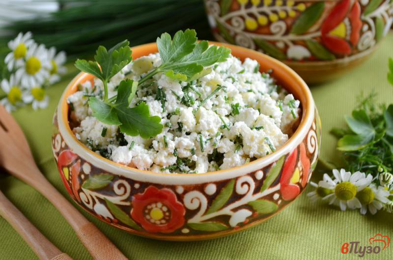 Фото приготовление рецепта: Салат из брынзы и шнитт-лука шаг №5