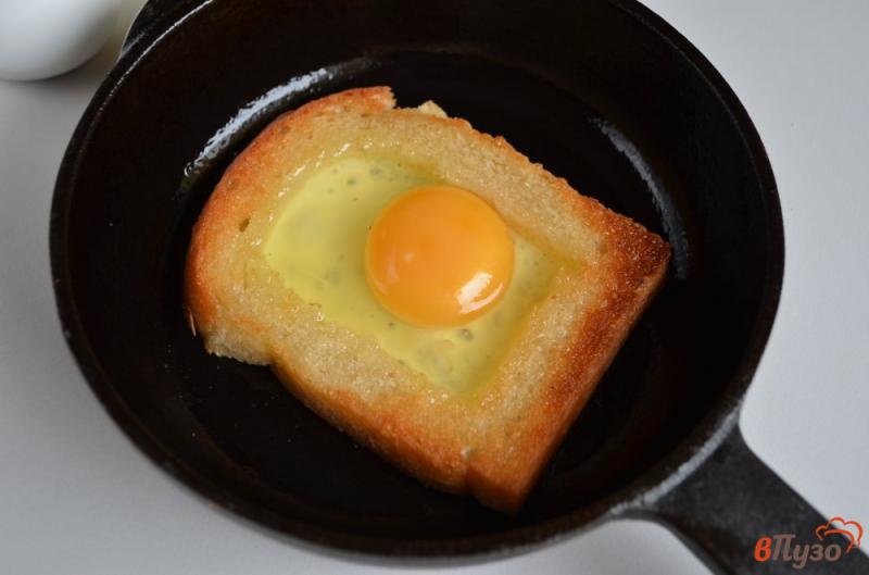 Фото приготовление рецепта: Яичница по-французски на завтрак шаг №5