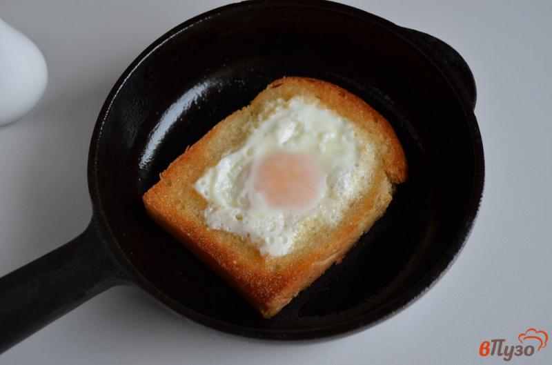 Фото приготовление рецепта: Яичница по-французски на завтрак шаг №6