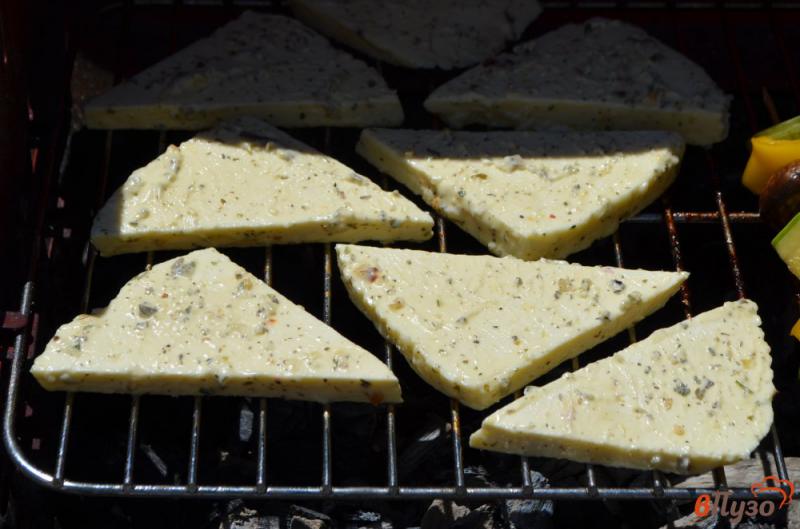 Фото приготовление рецепта: Сыр на мангале шаг №3