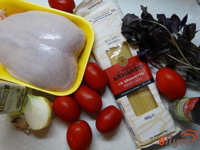 Фото приготовление рецепта: Спагетти с курицей и томатным соусом шаг №1