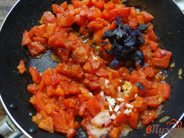 Фото приготовление рецепта: Спагетти с курицей и томатным соусом шаг №4