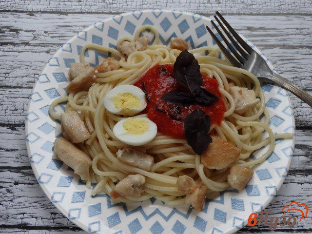 Фото приготовление рецепта: Спагетти с курицей и томатным соусом шаг №9