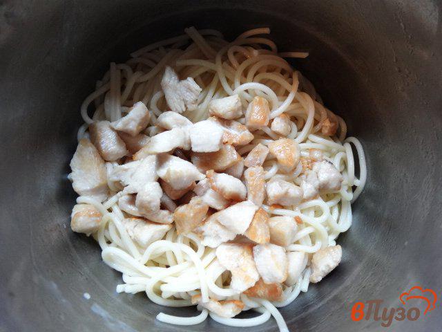 Фото приготовление рецепта: Спагетти с курицей и томатным соусом шаг №7
