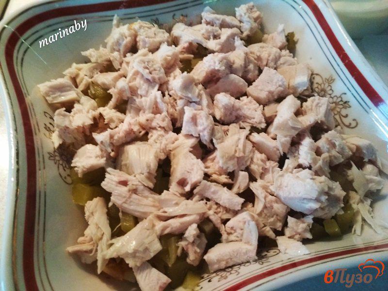 Фото приготовление рецепта: Салат слоеный с курицей и черносливом шаг №9