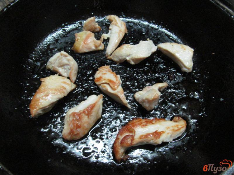 Фото приготовление рецепта: «Миска разнообразия» из поленты с курицей и овощами шаг №4
