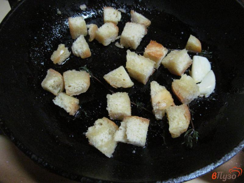 Фото приготовление рецепта: Салат из пекинской капусты с сухариками шаг №2