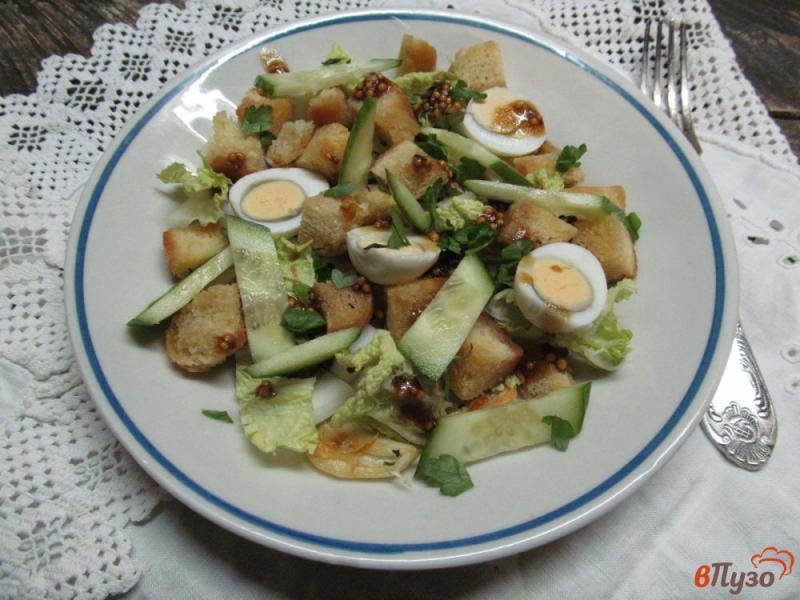 Фото приготовление рецепта: Салат из пекинской капусты с сухариками шаг №7