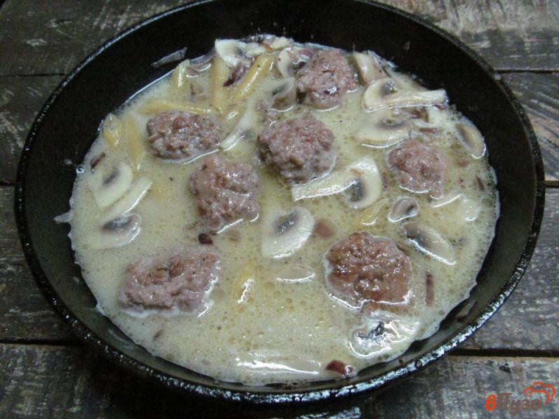 Фото приготовление рецепта: Паста с фрикадельками в грибном соусе шаг №7